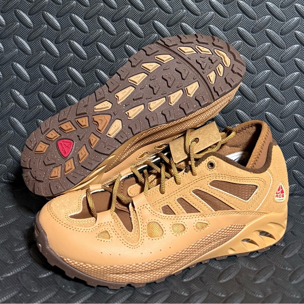 Nike ACG Air Exploraid Flax Cacao Wow Red Mens Size 7 Womens Size 8.5